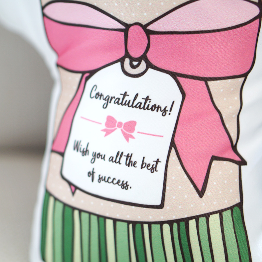 หมอนของขวัญรับปริญญา แบบพร้อมส่ง ลายช่อกุหลาบสีชมพู พร้อมข้อความ Congratulations