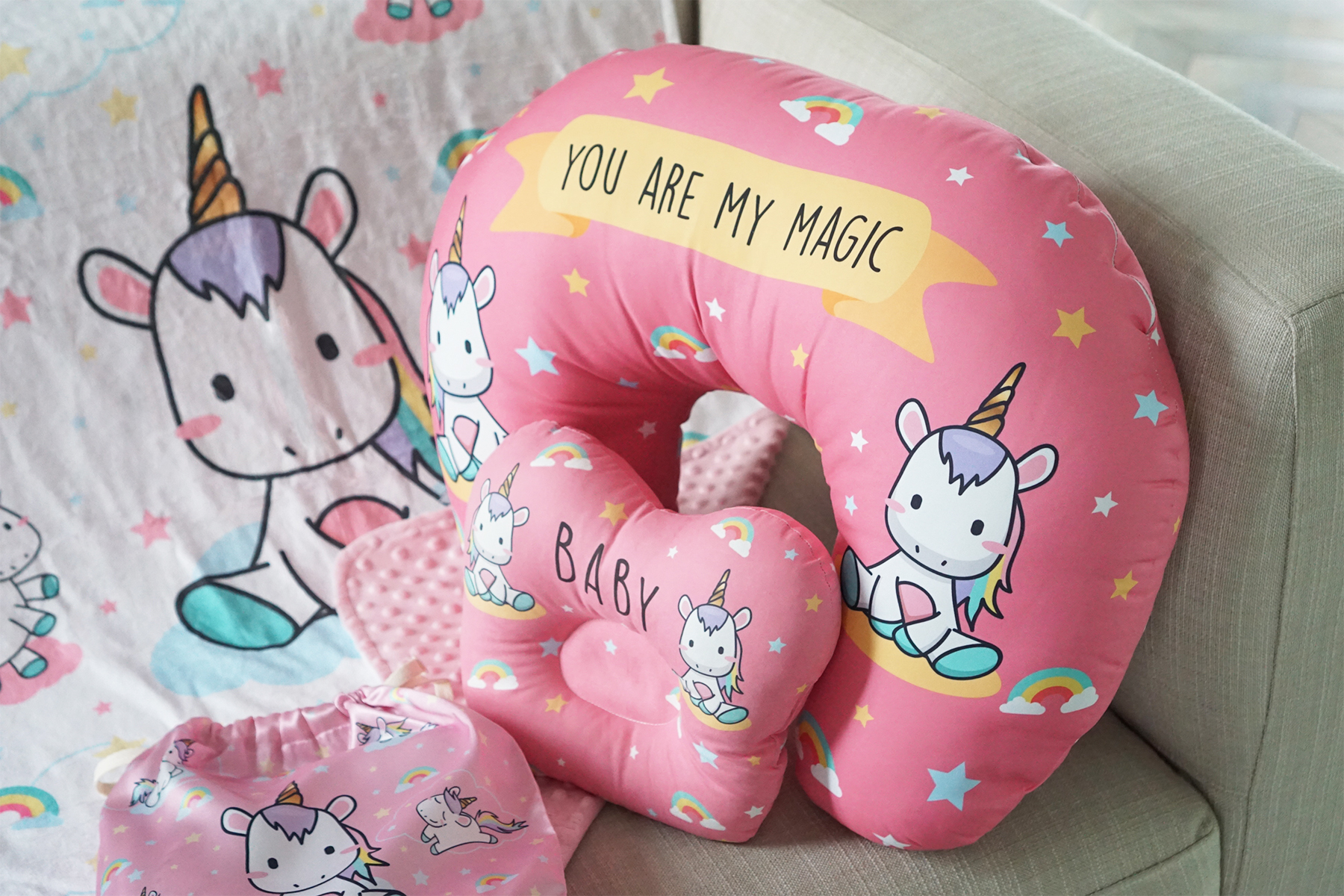 เซทของขวัญเยี่ยมคลอดแบบพร้อมส่ง (ผ้าห่ม Minky+ผ้าคลุมให้นม+หมอนรองให้นม+หมอนหลุม) ลาย Unicorn - Pink