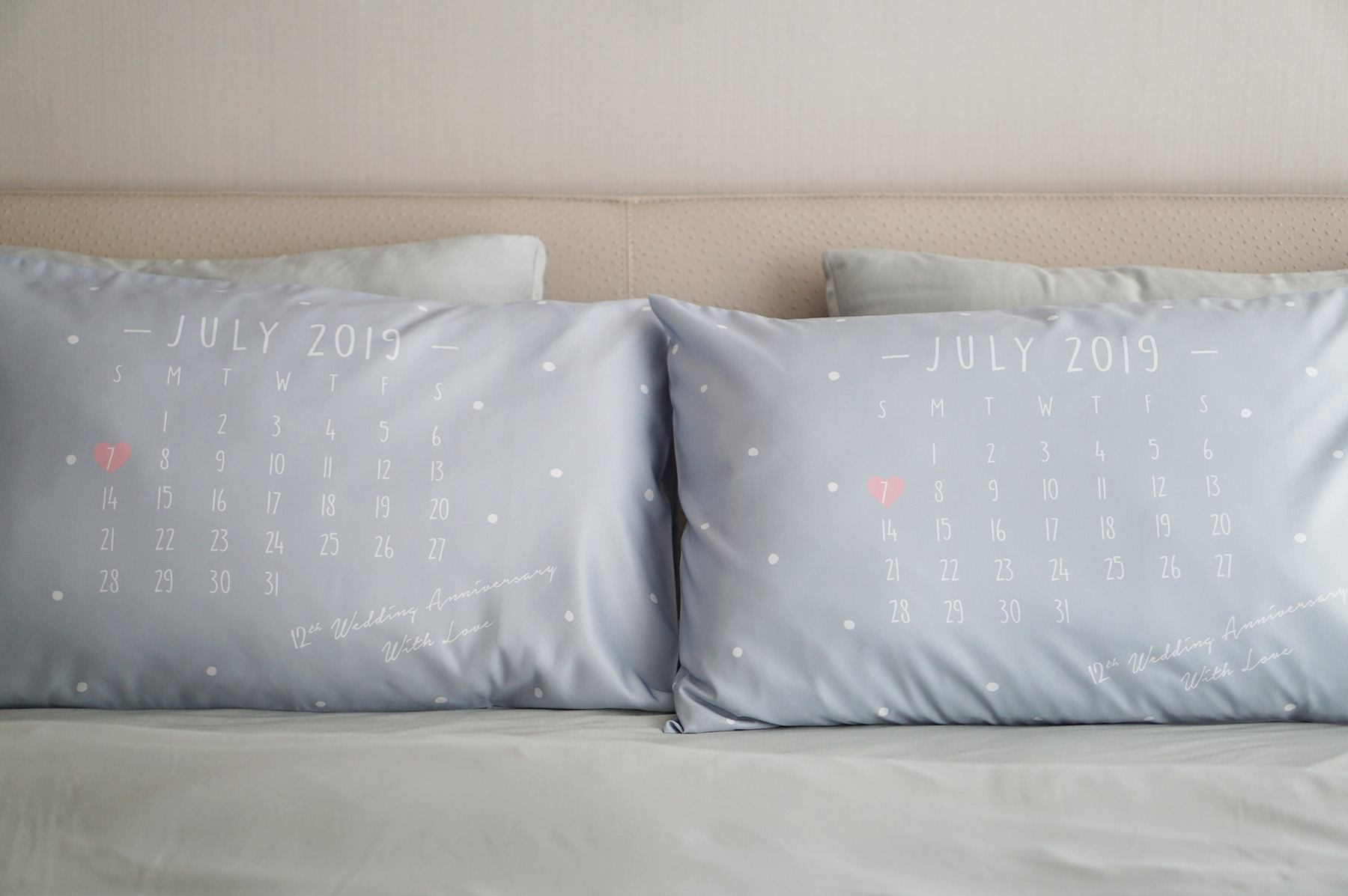 ปลอกหมอนหนุนคู่ พิมพ์ลายเต็มผืน ลาย Calendar 2019 - Grey (Moon Grey)