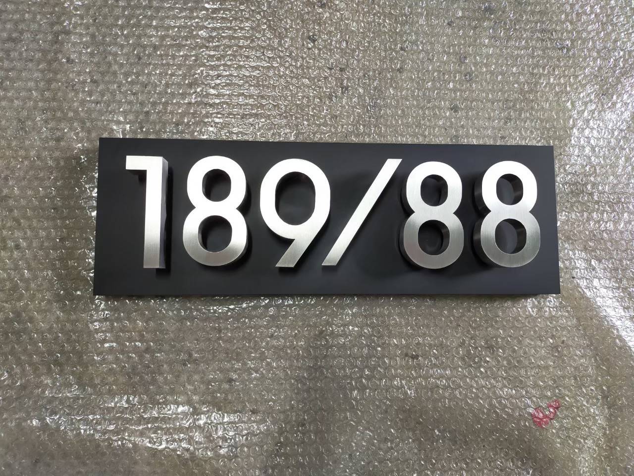 ป้ายบ้านเลขที่ อักษรโลหะ