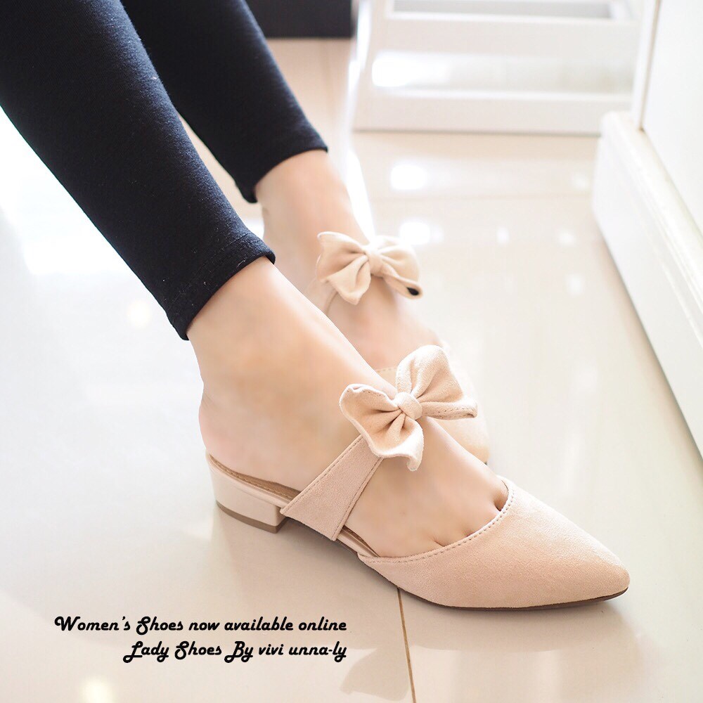 พร้อมส่ง : รองเท้าหัวแหลมสายคาดโบว์ (สีครีม)