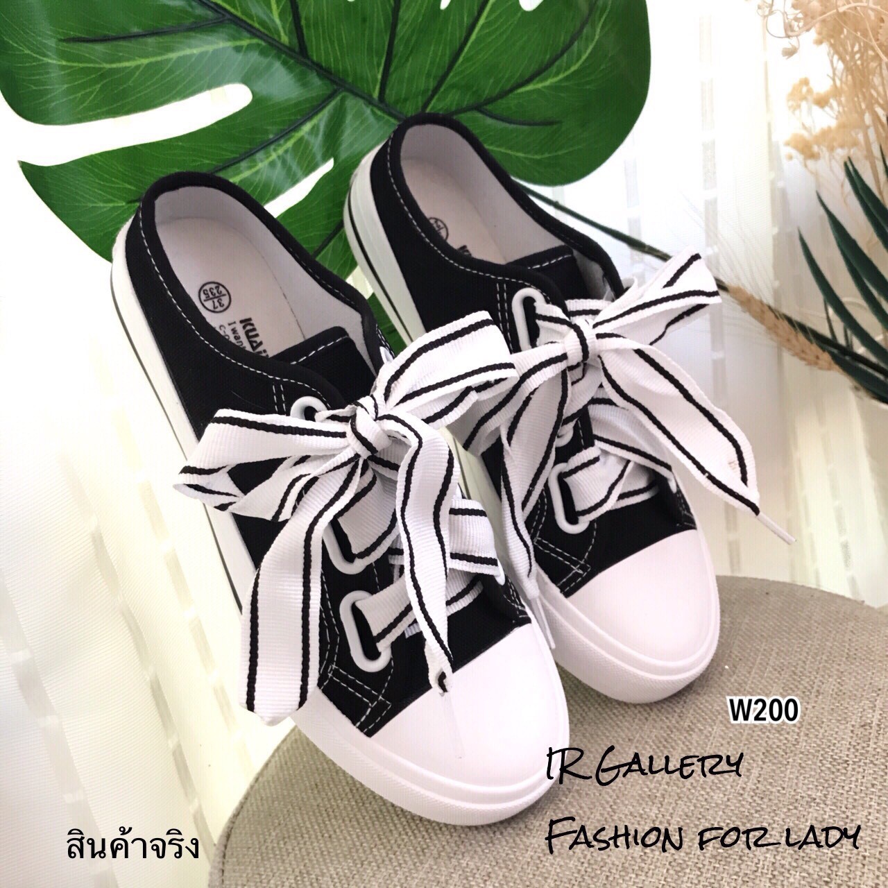 รองเท้าผ้าใบเปิดส้นแต่งสีทูโทน (สีดำ)