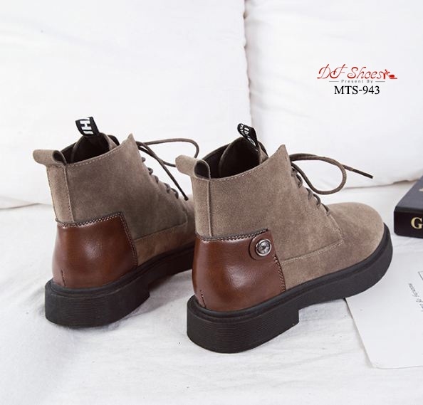 รองเท้าผ้าใบหุ้มข้อหนังกลับแต่งหมุด (สีกากี)