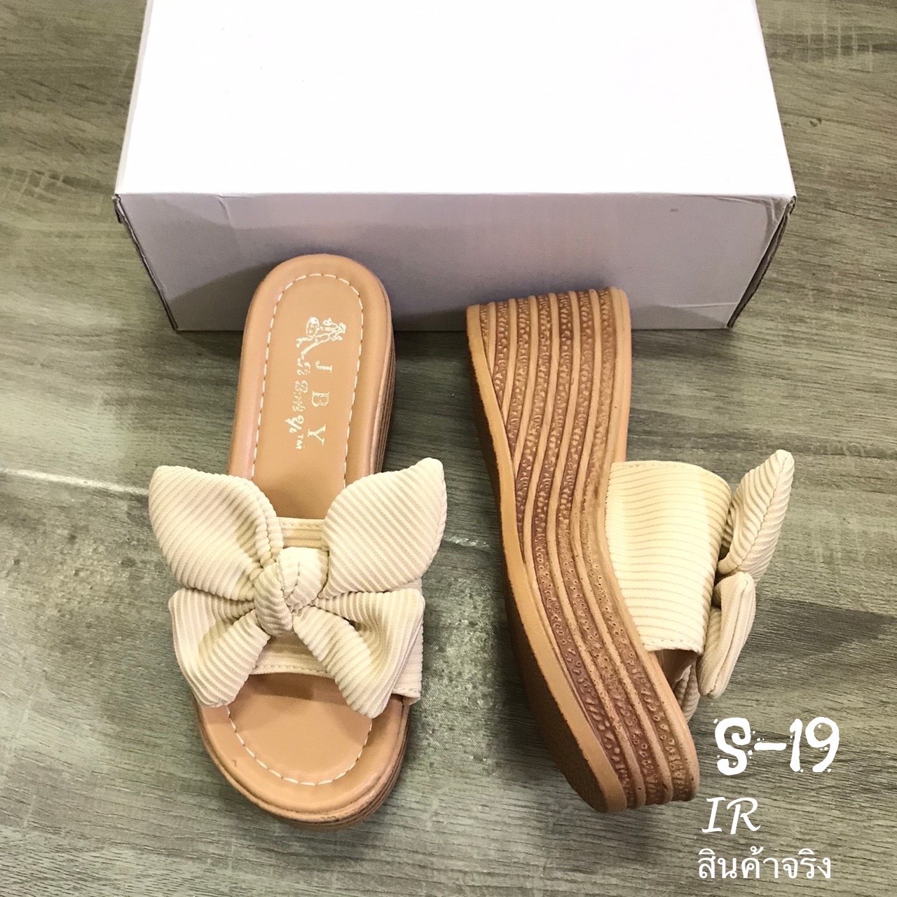 รองเท้าส้นเตารีดแต่งโบว์ลูกฟูก