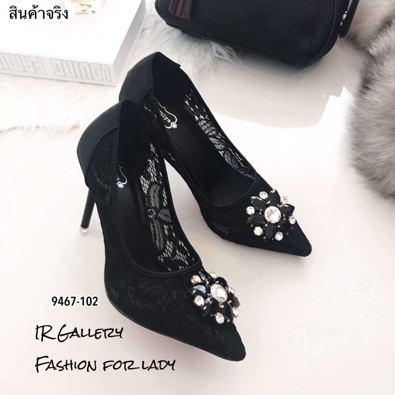 รองเท้าคัทชูลูกไม้ Style Roger Vivier (สีดำ)