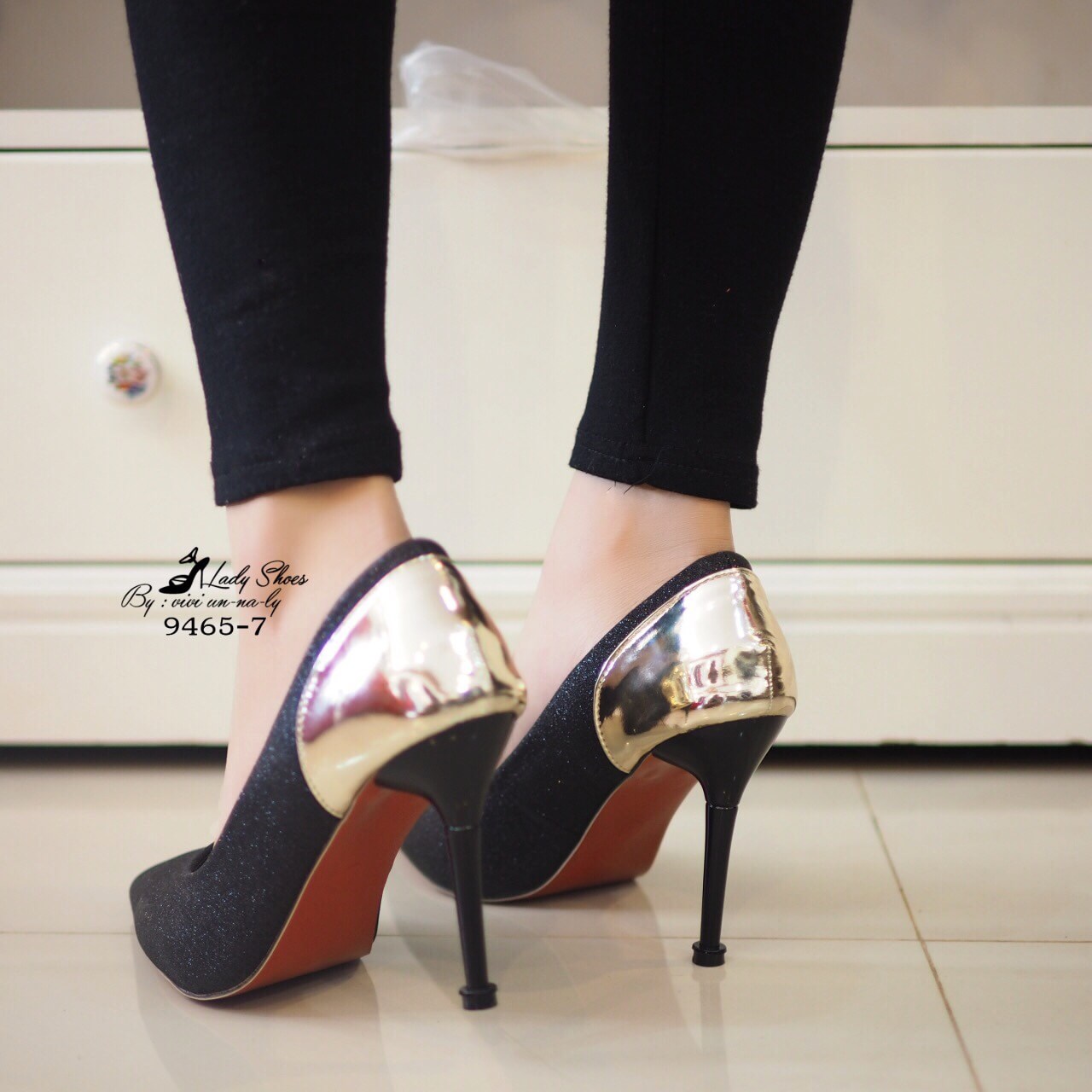 รองเท้าส้นสูงแต่งส้นทอง (สีดำ)