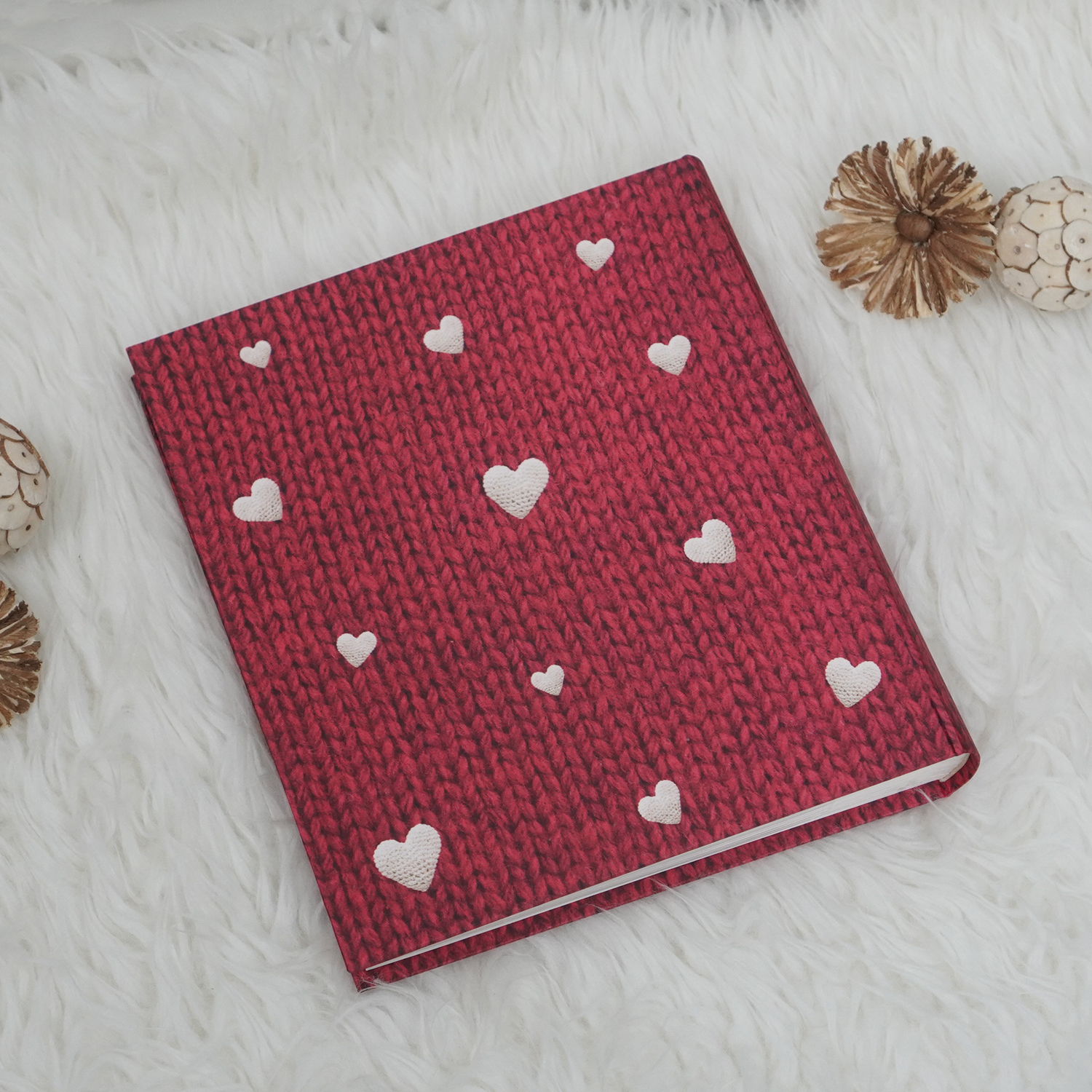 ชุดของขวัญแต่งงาน แฟ้มทะเบียนสมรส+อัลบั้มรูป สั่งทำใส่ชื่อ - Knitted Heart - Red