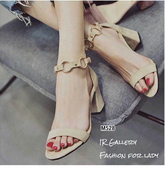 รองเท้าส้นตันแต่งสายรัดอะไหล่ทอง (สีดำ)