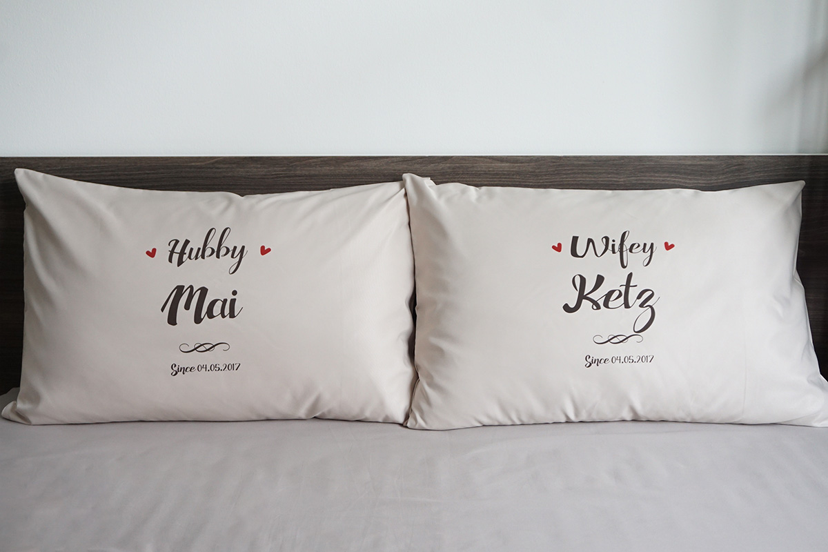 ปลอกหมอนหนุนคู่ สีเบจ ลาย Hubby Wifey - Dark Brown
