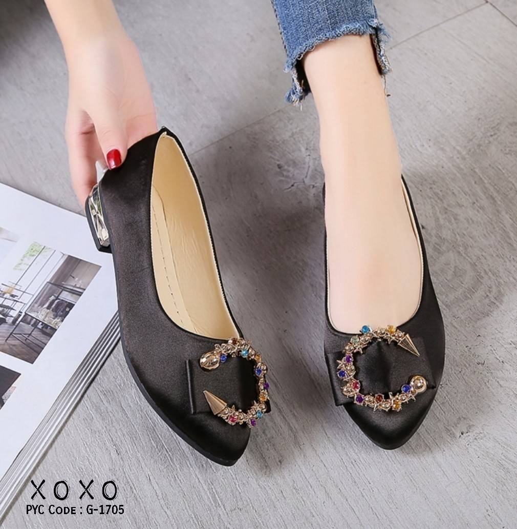 รองเท้าคัทชูส้นเตี้ยแต่งอะไหล่เพชร (สีแดง)