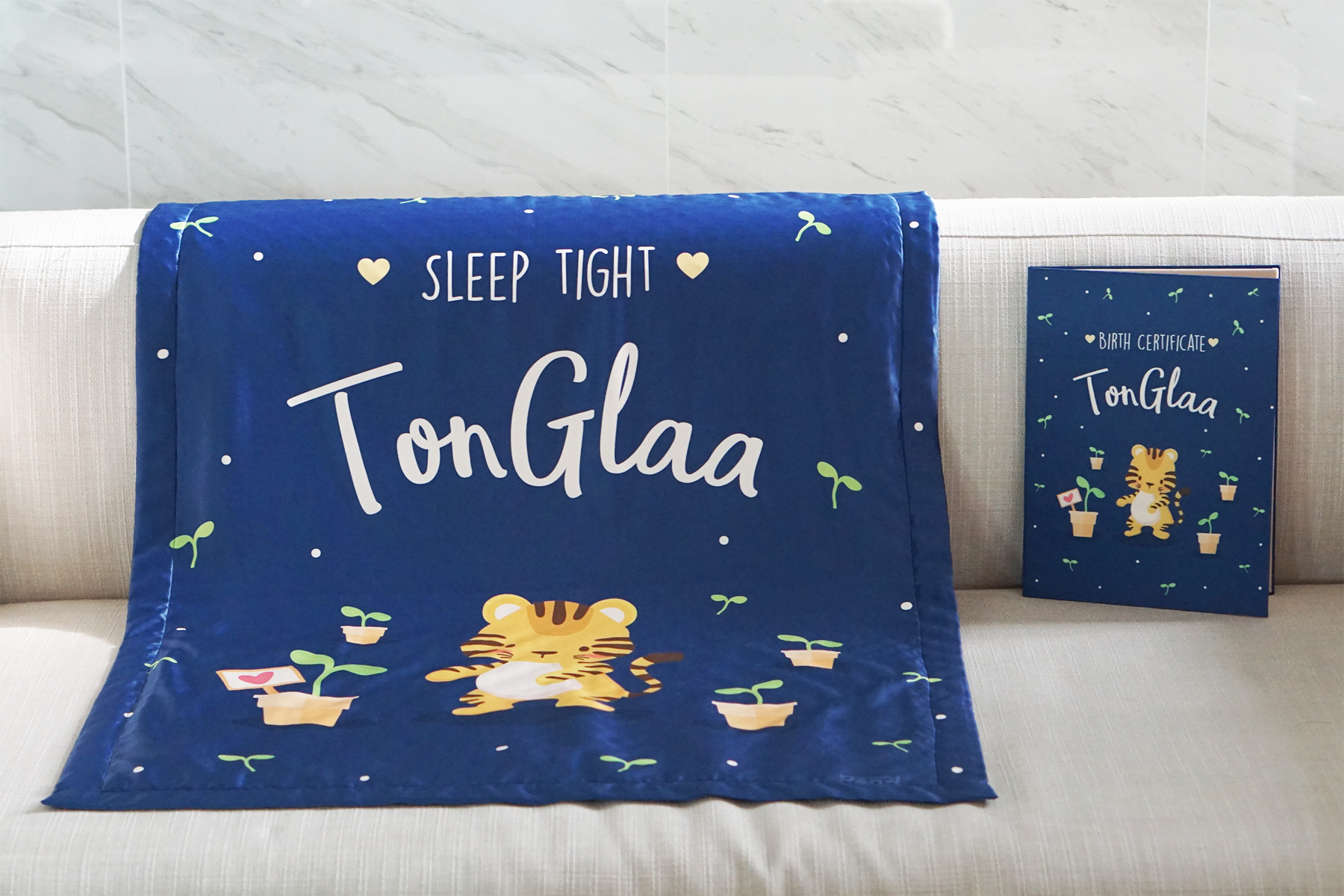 ชุดของขวัญเด็กแรกเกิด ผ้าห่ม ขนาด 75x100cm + แฟ้มใส่สูติบัตร ลาย Tiger with plants - Navy