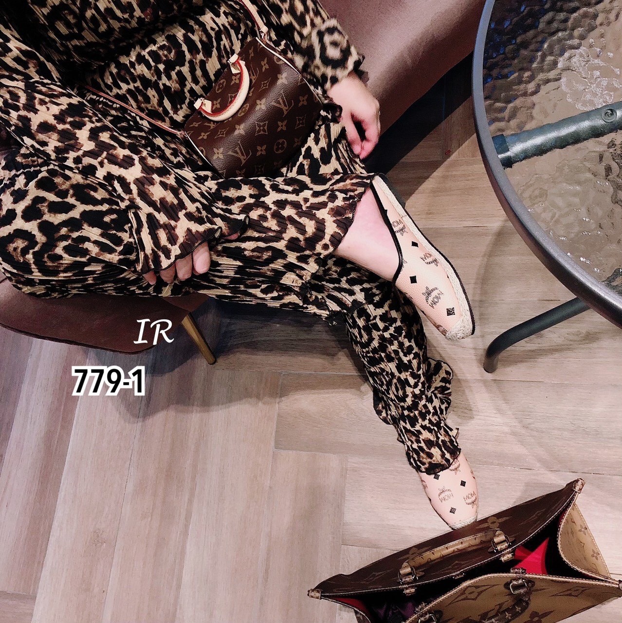 รองเท้าสลิปเปอร์แต่งลายแฟชั่น (สีครีม)