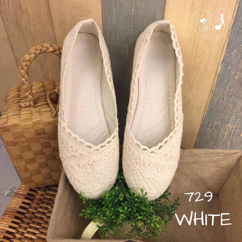 พร้อมส่ง : รองเท้าลูกไม้สไตล์วินเทจ (สีขาว)