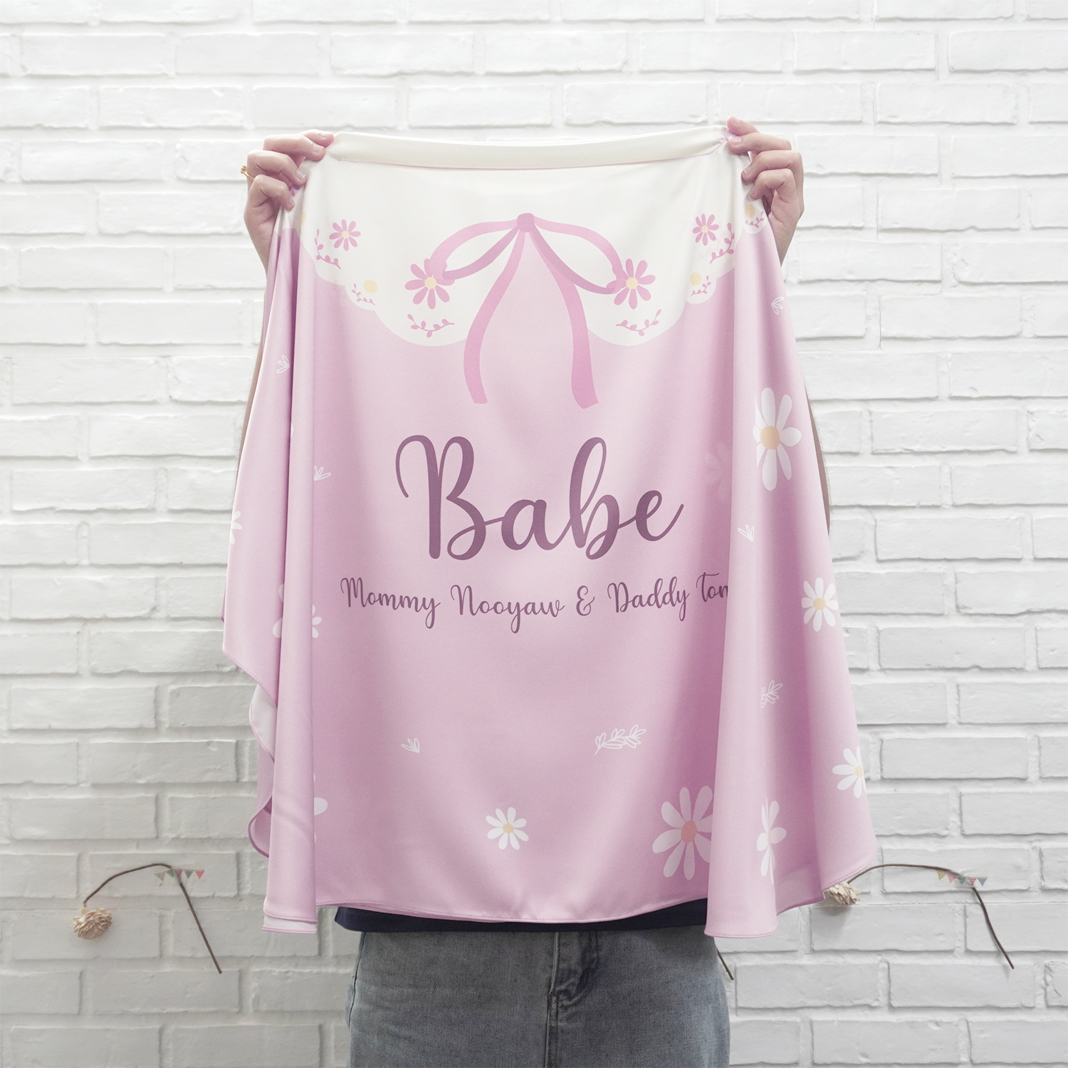 ผ้าคลุมให้นม 3in1 (รุ่นมีกระดุม ถอดโครงได้) แบบสั่งทำใส่ชื่อ ลาย Daisy - Pink