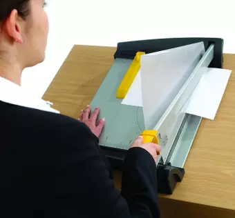ขายถูก แท่นตัดกระดาษ Fellowes รุ่น Plama A4