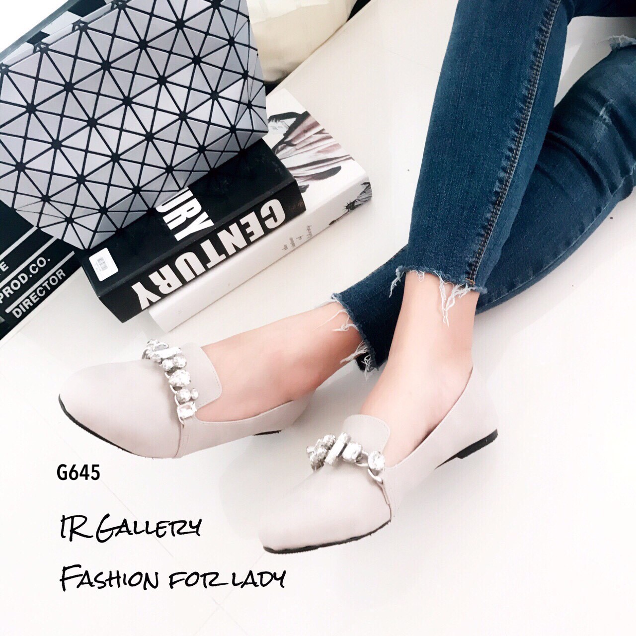 รองเท้า Loafer Style MIUMIU (สีเทา)