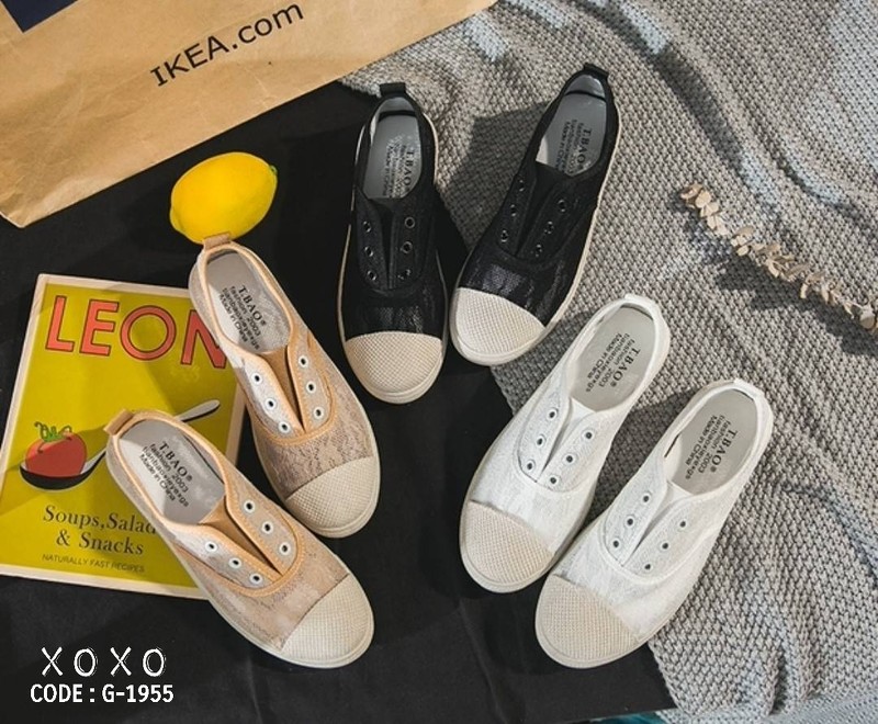 รองเท้าผ้าใบทรงสวมแต่งลายลูกไม้ (สีขาว)