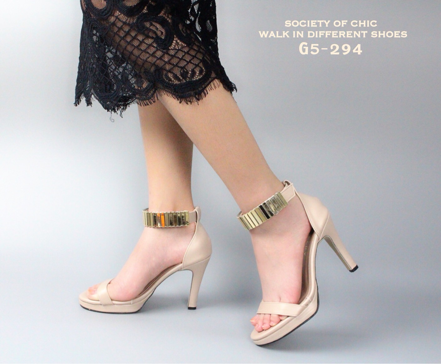 รองเท้าส้นสูงแต่งอะไหล่ทองรัดข้อ (สีเทา)