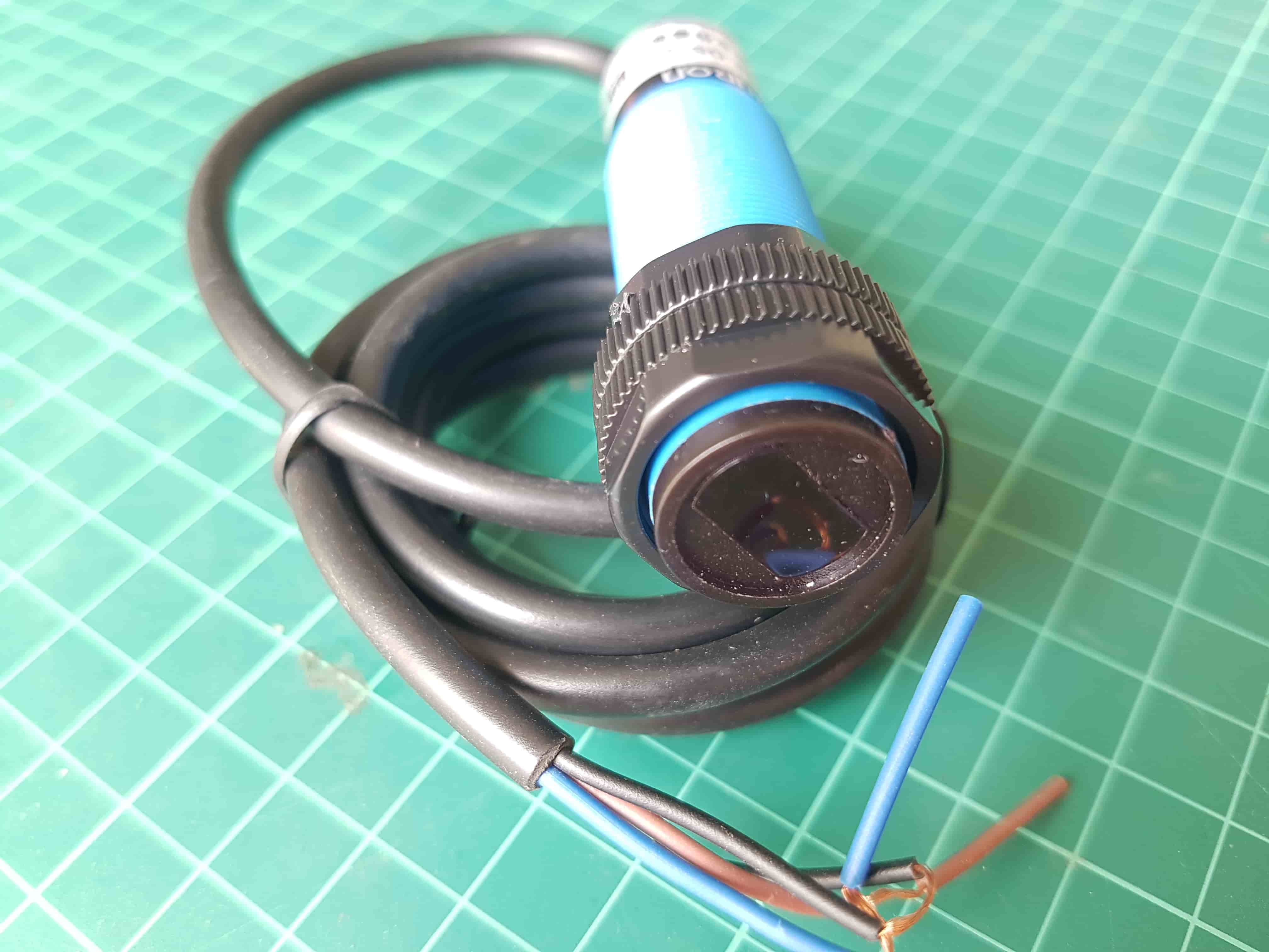 E3F-DS10C4 PhotoElectric เซนเซอร์ตรวจจับวัตถุภายในระยะ 10-30 Cm.