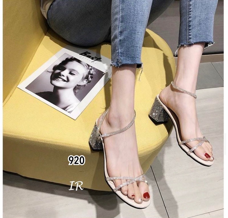 รองเท้าส้นเตี้ยแต่งส้นเพชร (สีครีม)