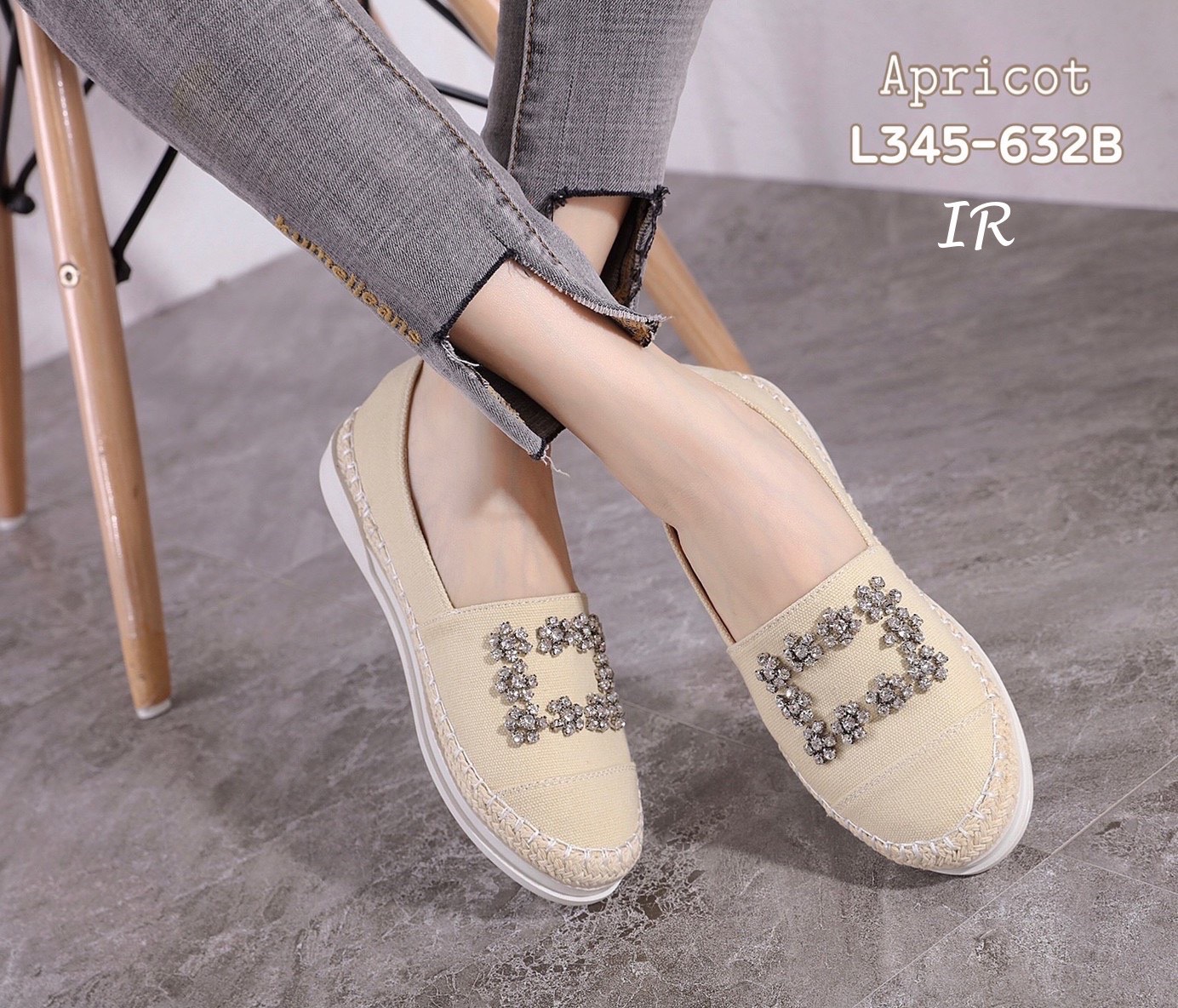 รองเท้าSlipperแคนวาสแต่งอะไหล่ (สีครีม)