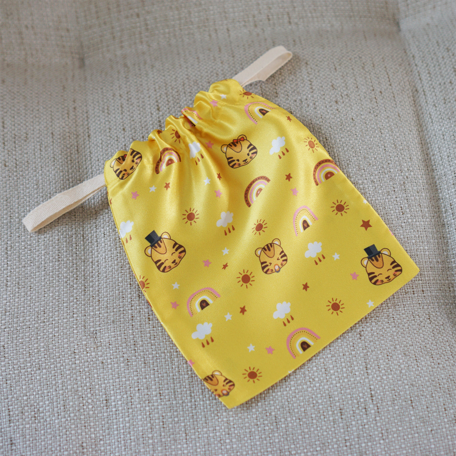 ผ้าคลุมให้นม สั่งทำใส่ชือ ลาย Tiger - Yellow