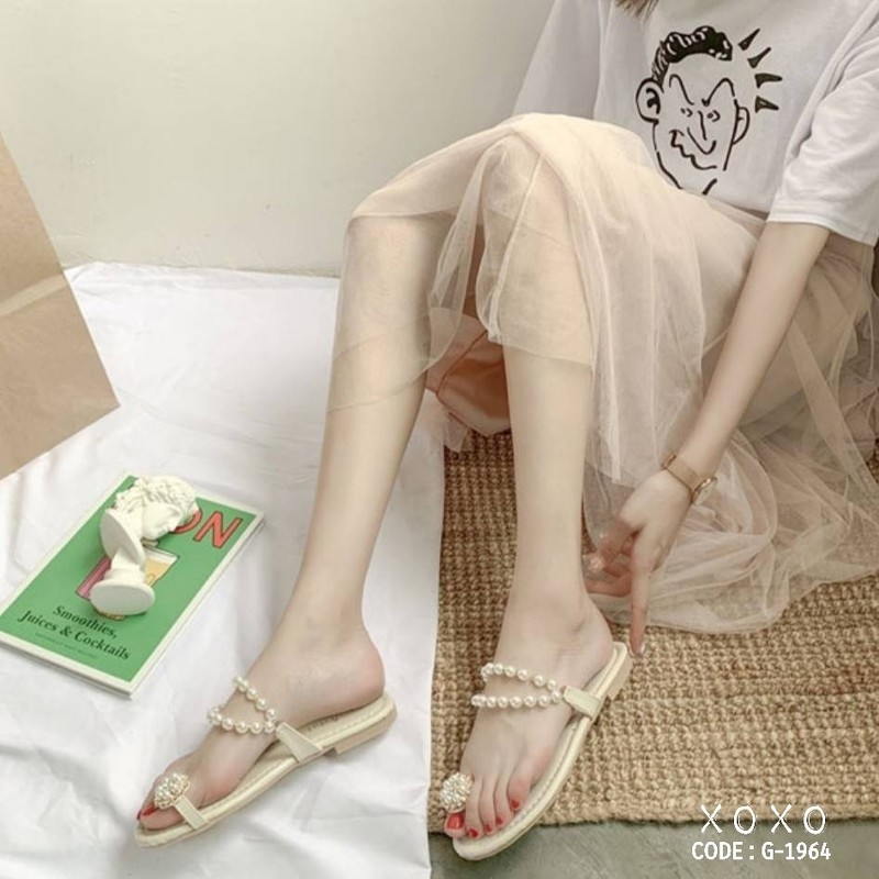 รองเท้าแตะสวมโปงแต่งมุก (สีครีม)
