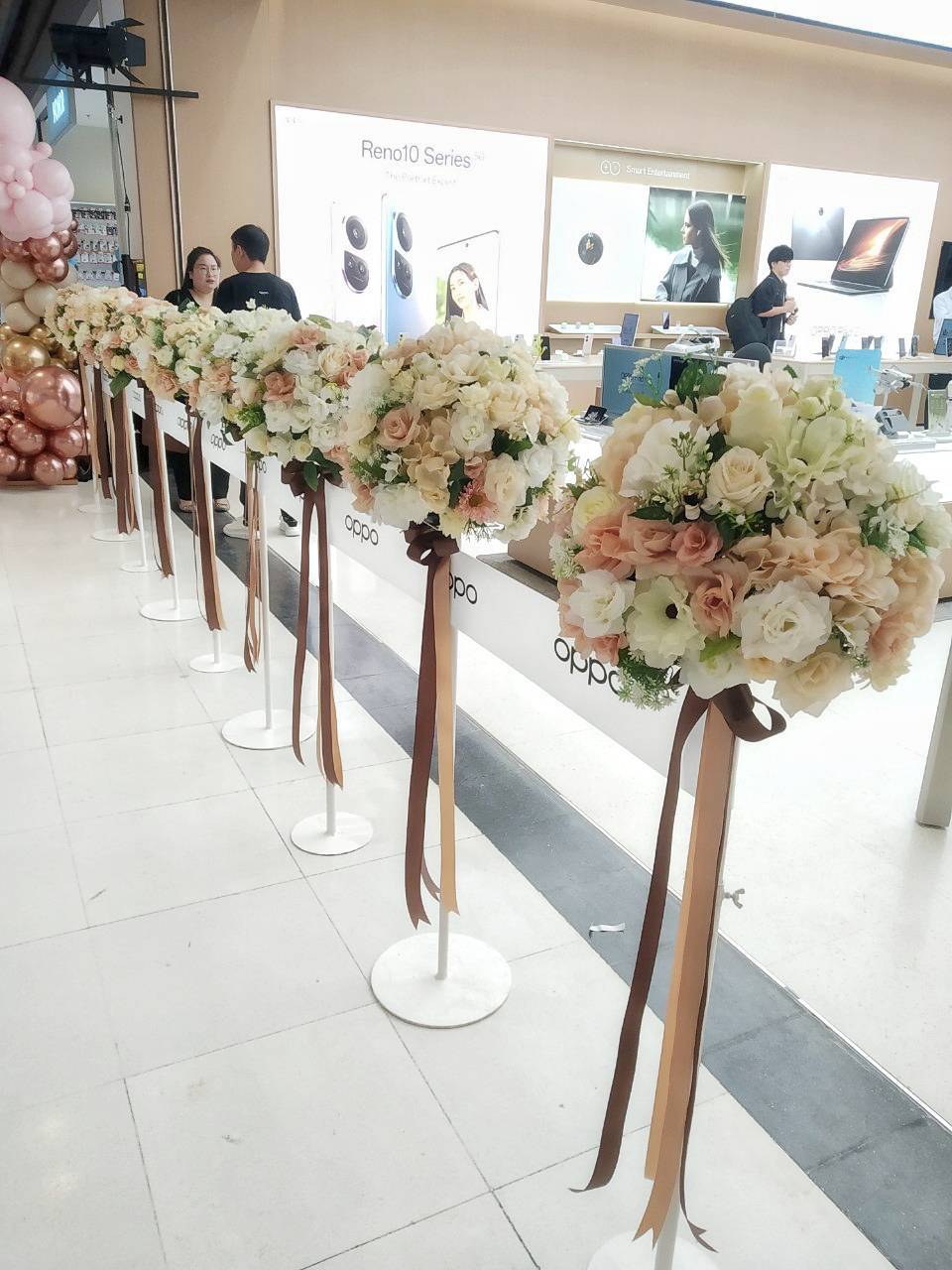 เสาตัดริบบิ้นดอกไม้ปลอม RF101 (สำหรับเช่า) - จำนวน 9 เสา (สำหรับคนตัด 8 คน)