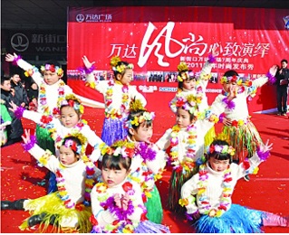 แบบที่ 2 ขนาด 40 cm สีเขียว กระโปรงเชือกฟาง อย่างหนา + เซทพวงมาลัยดอกไม้ 4 ชิ้น