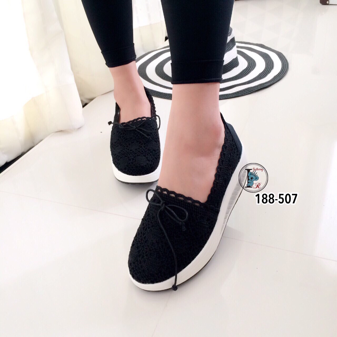 รองเท้าผ้าใบลูกไม้ติดโบว์ทรง Sport (สีดำ)