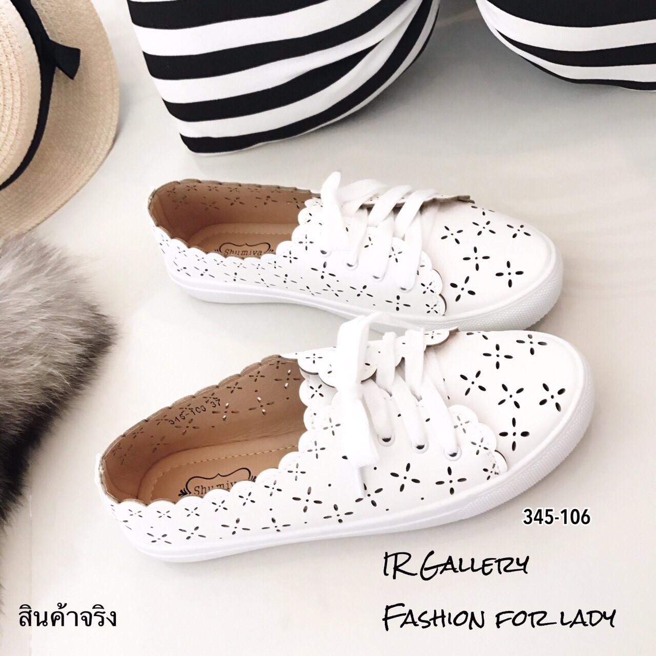 รองเท้าผ้าใบทรงคัทชูฉลุลาย (สีดำ)