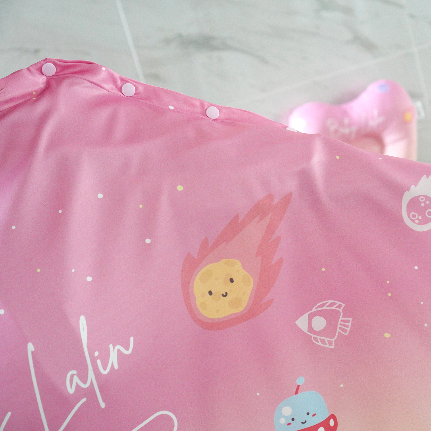 ผ้าคลุมให้นม 3in1 (รุ่นมีกระดุม ถอดโครงได้) แบบสั่งทำใส่ชื่อ ลาย Planet and Friends - Pink Yellow