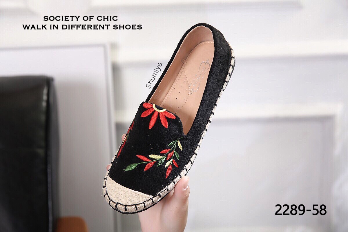 รองเท้าทรงสวมปักลาย (สีครีม)