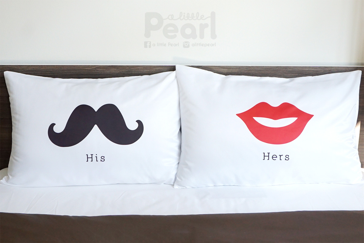 ปลอกหมอนคู่ Lips & Moustache สีขาว พร้อมข้อความ His & Her