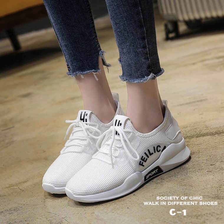 รองเท้าผ้าใบแฟชั่นทรงสปอร์ตสกรีนลาย (สีขาว)