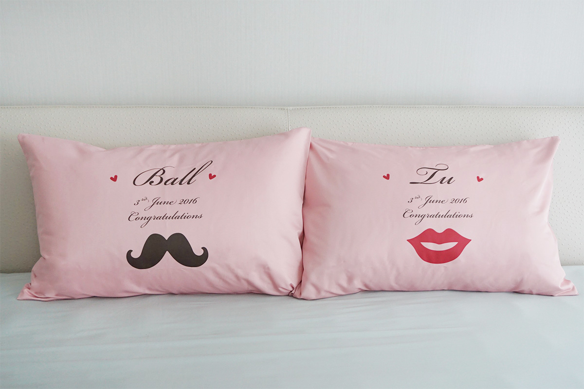 ปลอกหมอนหนุนคู่ สีชมพู ลาย Lip & Mustache II