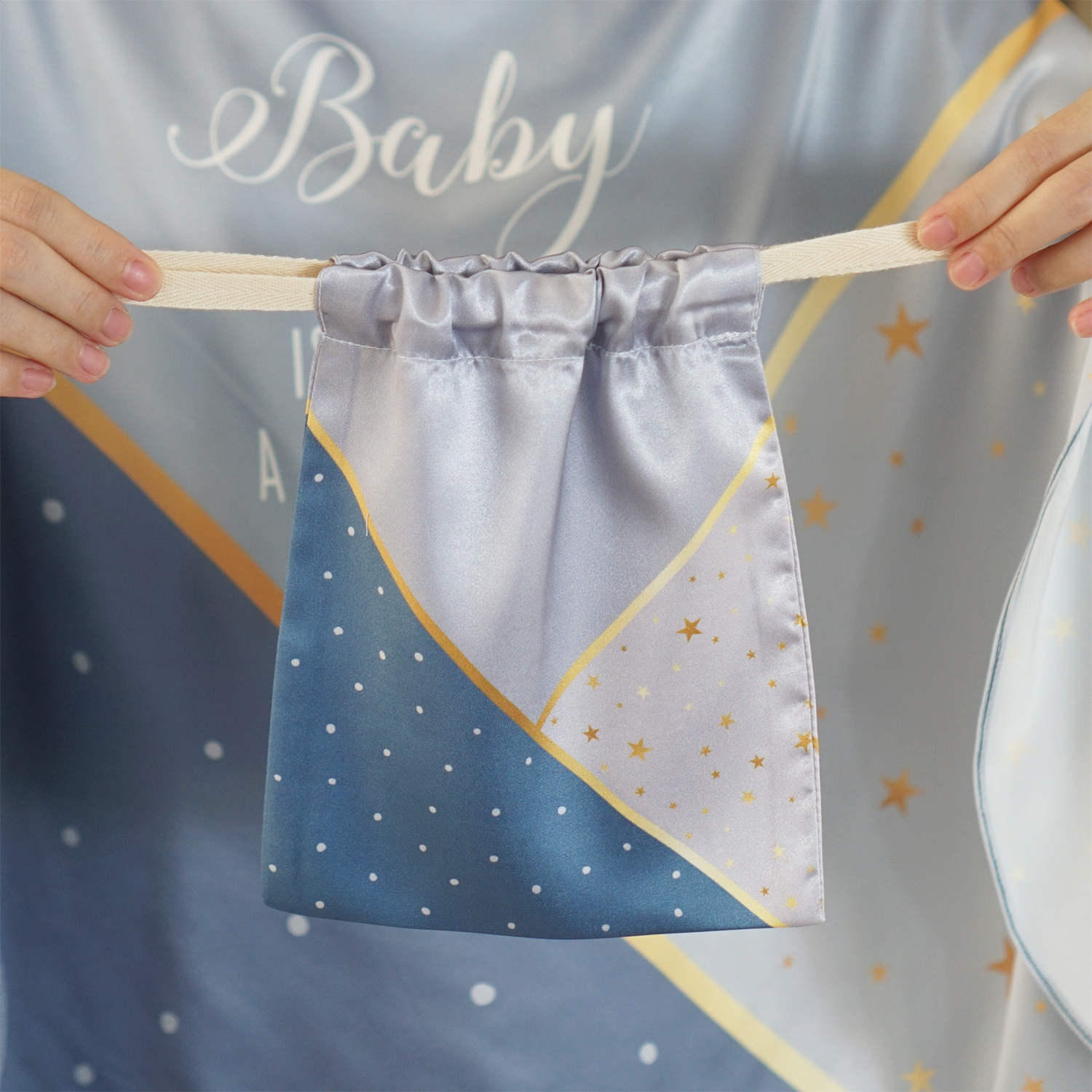 ผ้าคลุมให้นม 3in1 (รุ่นมีกระดุม ถอดโครงได้) แบบสั่งทำใส่ชื่อ ลาย Triangle - Grey Navy