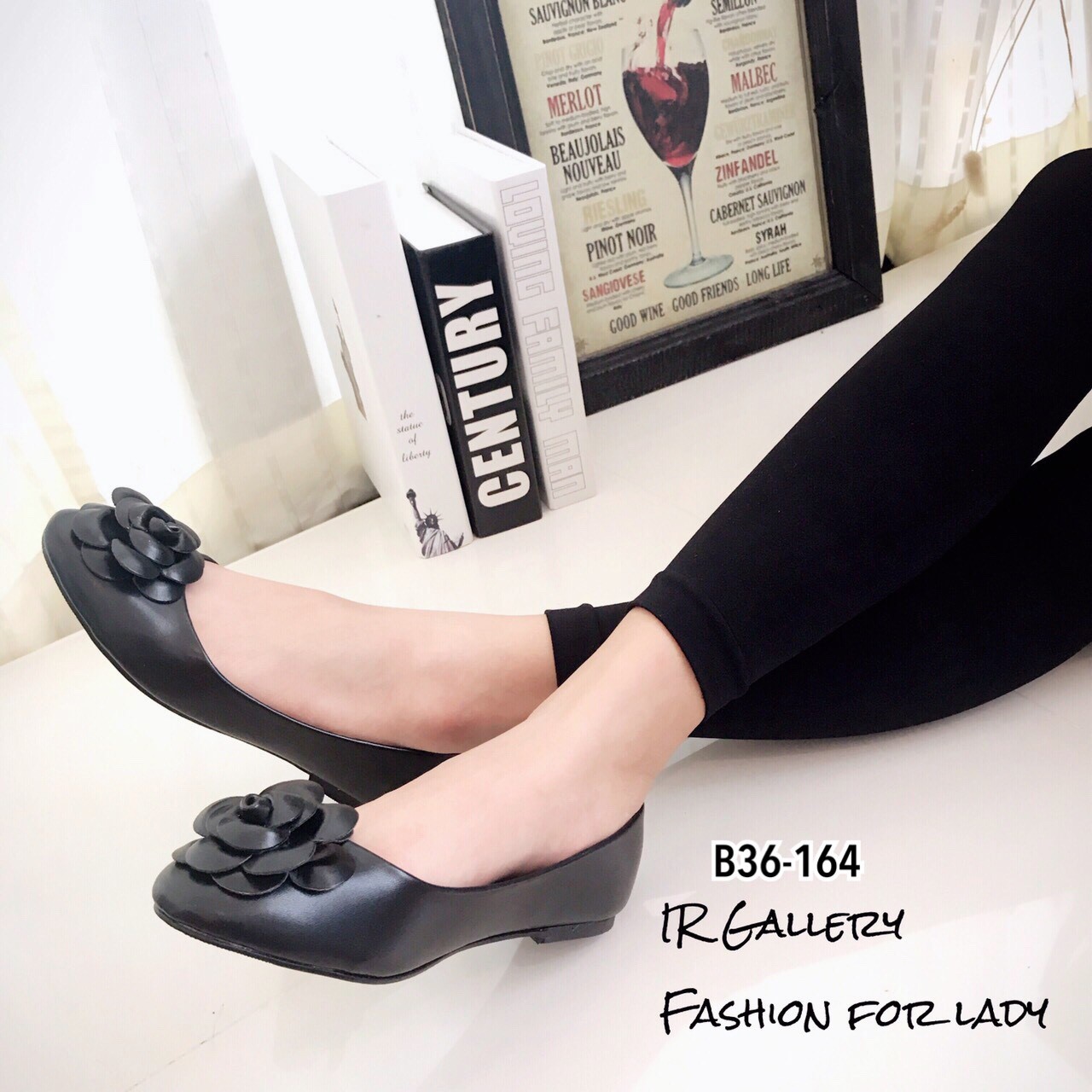 รองเท้าส้นแบนแต่งดอกคามิเลีย (สีแดง)