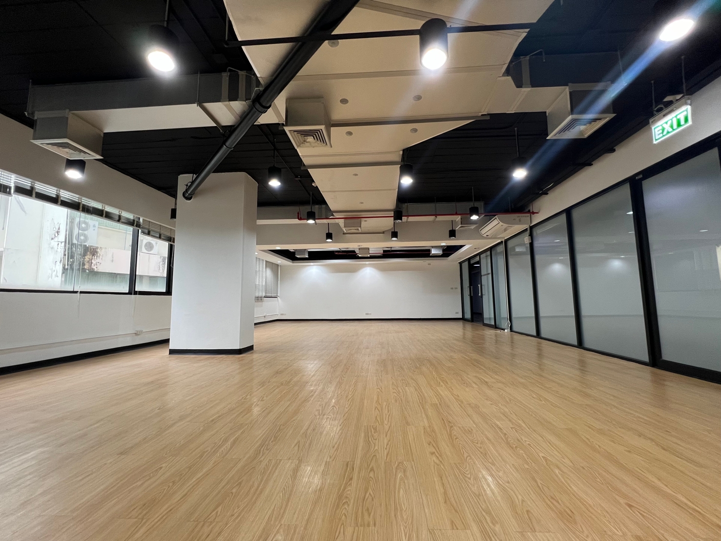 อาคารมหานครเซ็นเตอร์ (MAHANAKHON CENTER) สำนักงานให้เช่า ย่านสีลม ใกล้รถไฟฟ้า BTS ช่องนนทรี 300 ม.