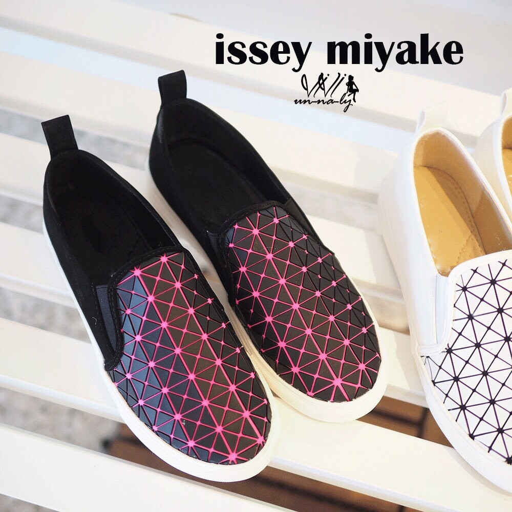 รองเท้า Issey Miyake Slip On (สีดำ)