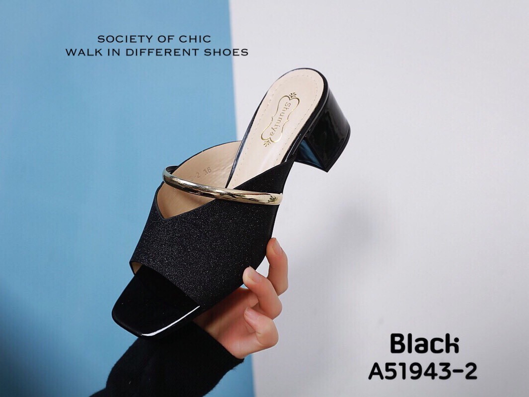 รองเท้าส้นเตี้ยเปิดส้นแต่งห่วงทอง (สีดำ)