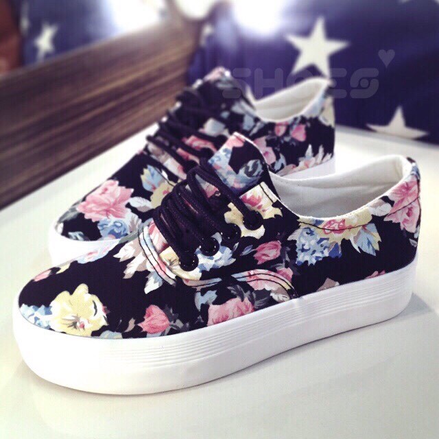 พร้อมส่ง : รองเท้าผ้าใบเกาหลีลายดอกไม้