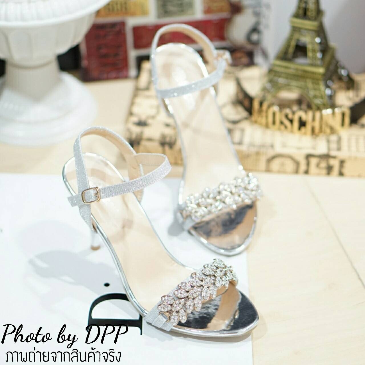 พร้อมส่ง : รองเท้าส้นสูงหน้าเพชร (สีเงิน)