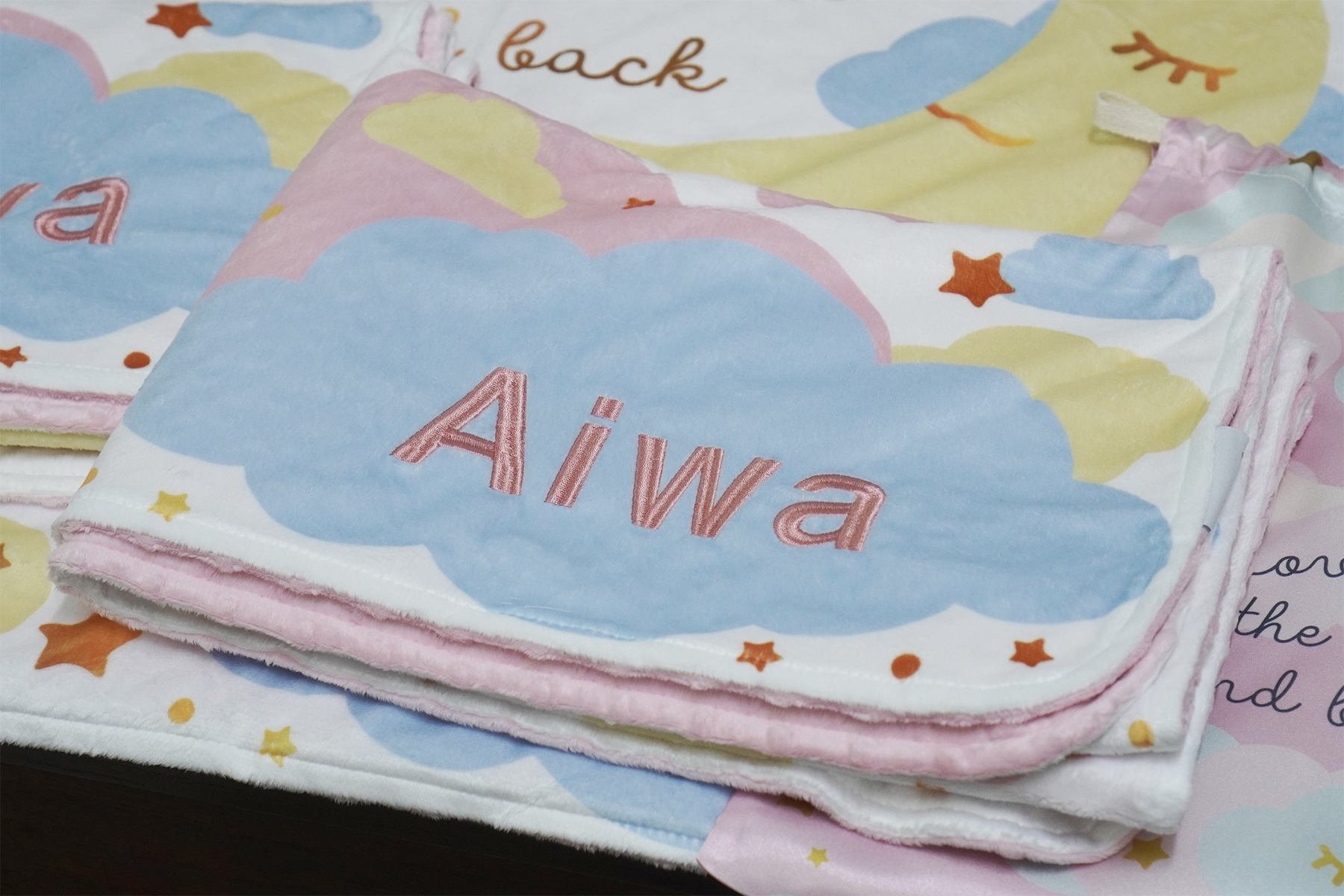 ผ้าห่ม Minky ลาย Moon 75x100cm แบบปักชื่อ ด้านหลังสีชมพู