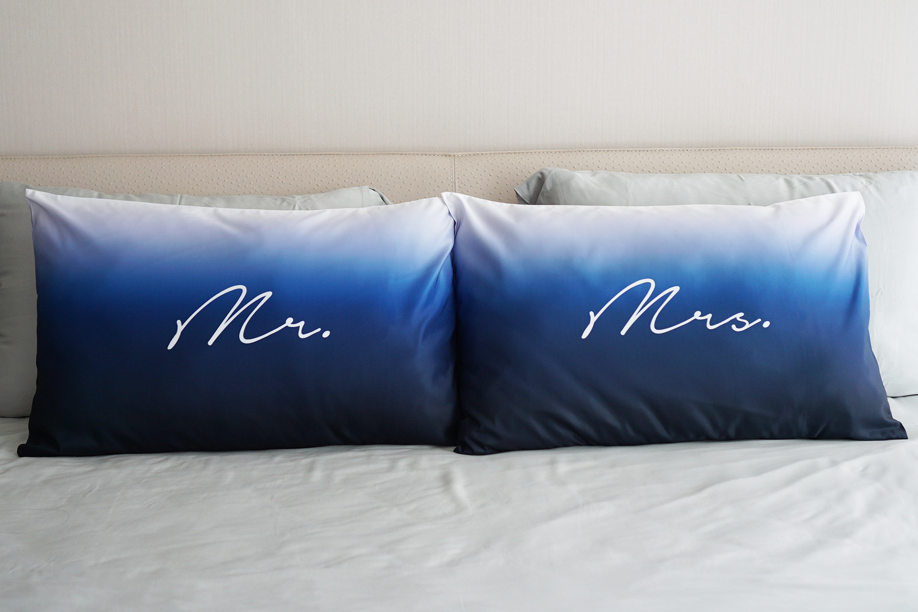ปลอกหมอนคู่แบบพิมพ์สีเต็มใบ พร้อมส่ง ลาย Gradient - Navy ข้อความ Mr. & Mrs.