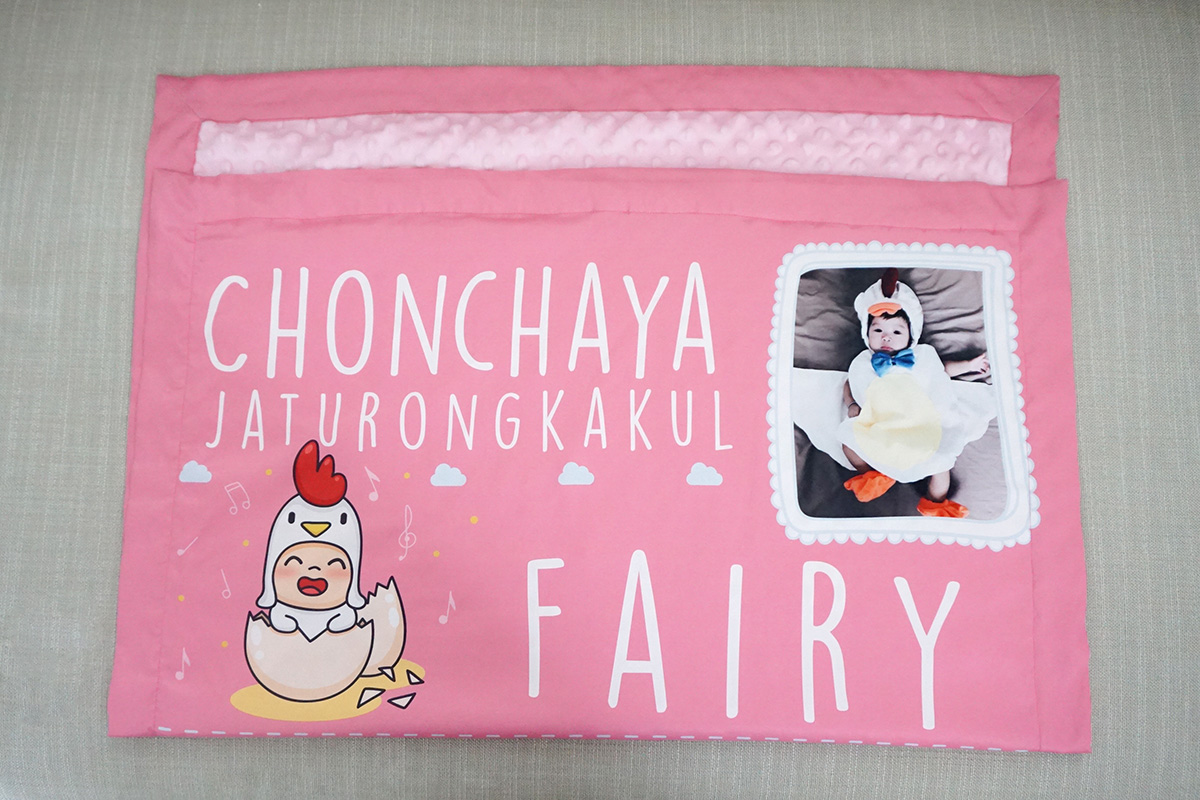 ผ้าห่มเด็ก ใส่ประวัติแรกเกิด+รูปถ่าย ลายกุ๊กไก่ สีชมพู/ Kook Kai - Pink