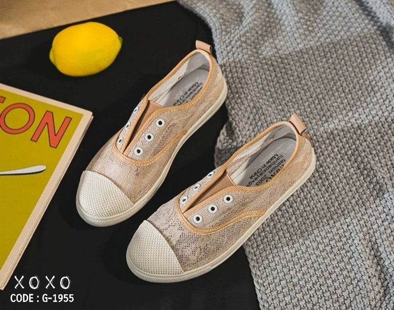 รองเท้าผ้าใบทรงสวมแต่งลายลูกไม้ (สีขาว)