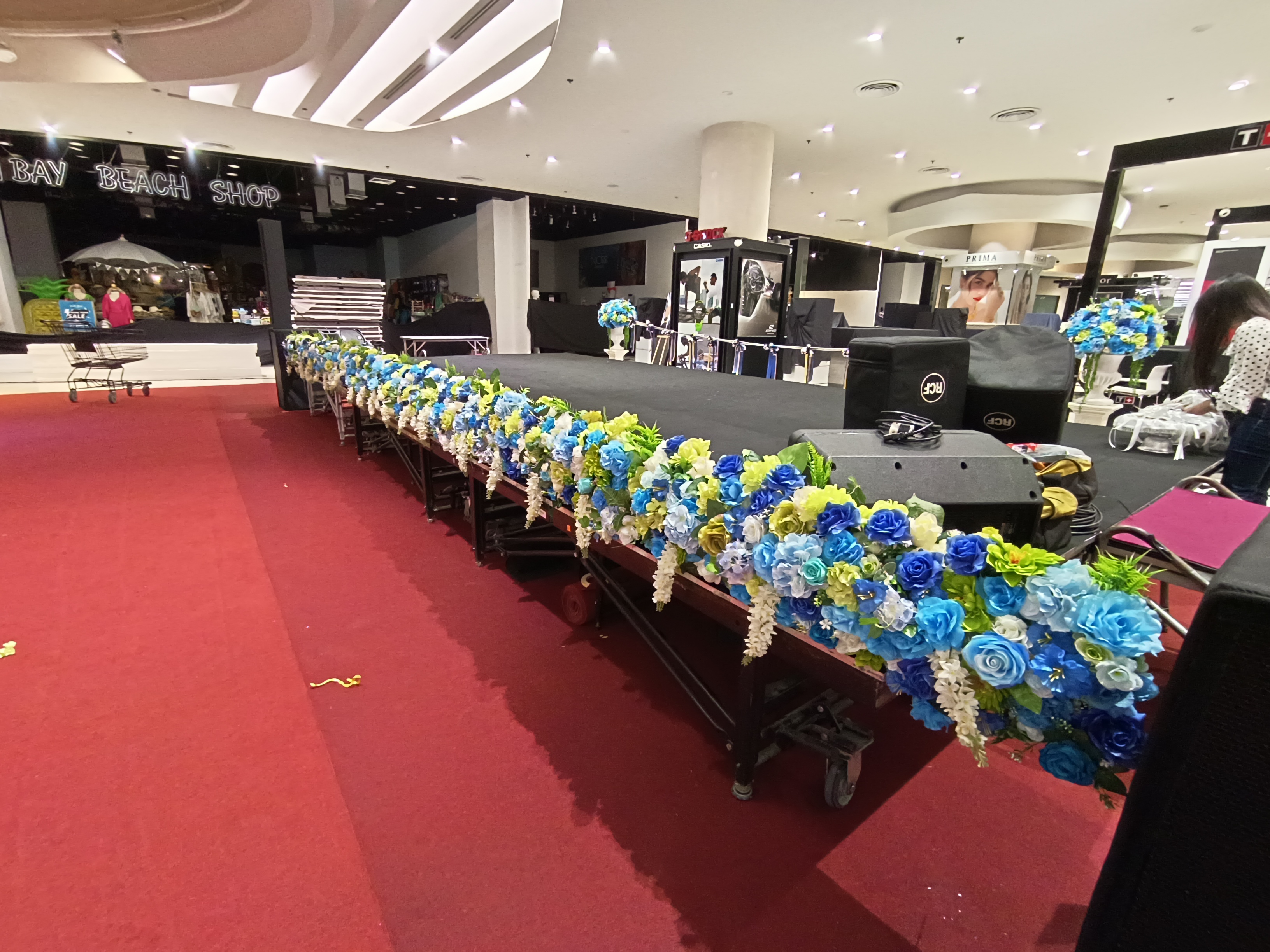 ตัวอย่างดอกไม้ปลอมหน้าเวที+เสาตัดริบบิ้น โทนสีฟ้าเขียว @Central Pattaya