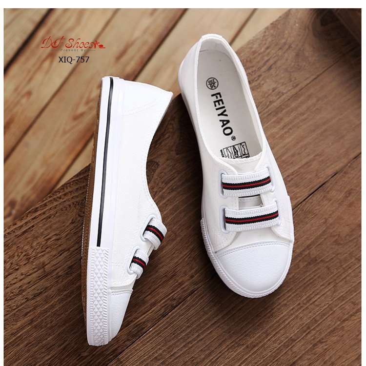 รองเท้าผ้าใบทรงคัทชูแต่งแถบ (สีขาว)