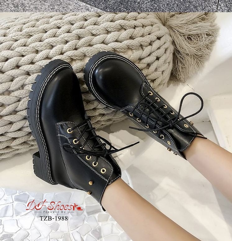 รองเท้าบูทหุ้มข้อแต่งหมุด